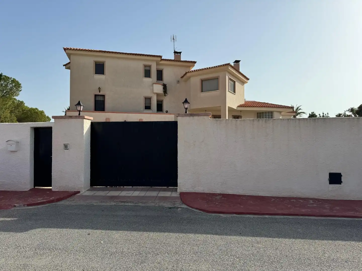 Vista exterior de Casa o xalet en venda en Alicante / Alacant amb Calefacció, Jardí privat i Terrassa