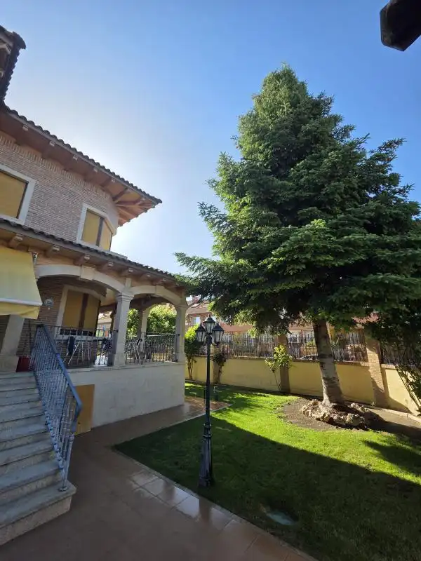 Vista exterior de Casa o chalet en venta en Alcalá de Henares con Aire acondicionado, Calefacción y Jardín privado