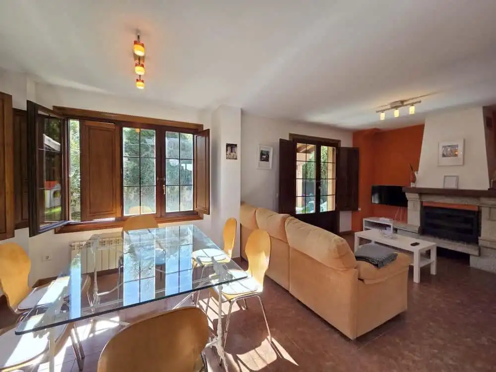 Sala d'estar de Casa adosada en venda en Ribamontán al Monte amb Calefacció, Jardí privat i Terrassa