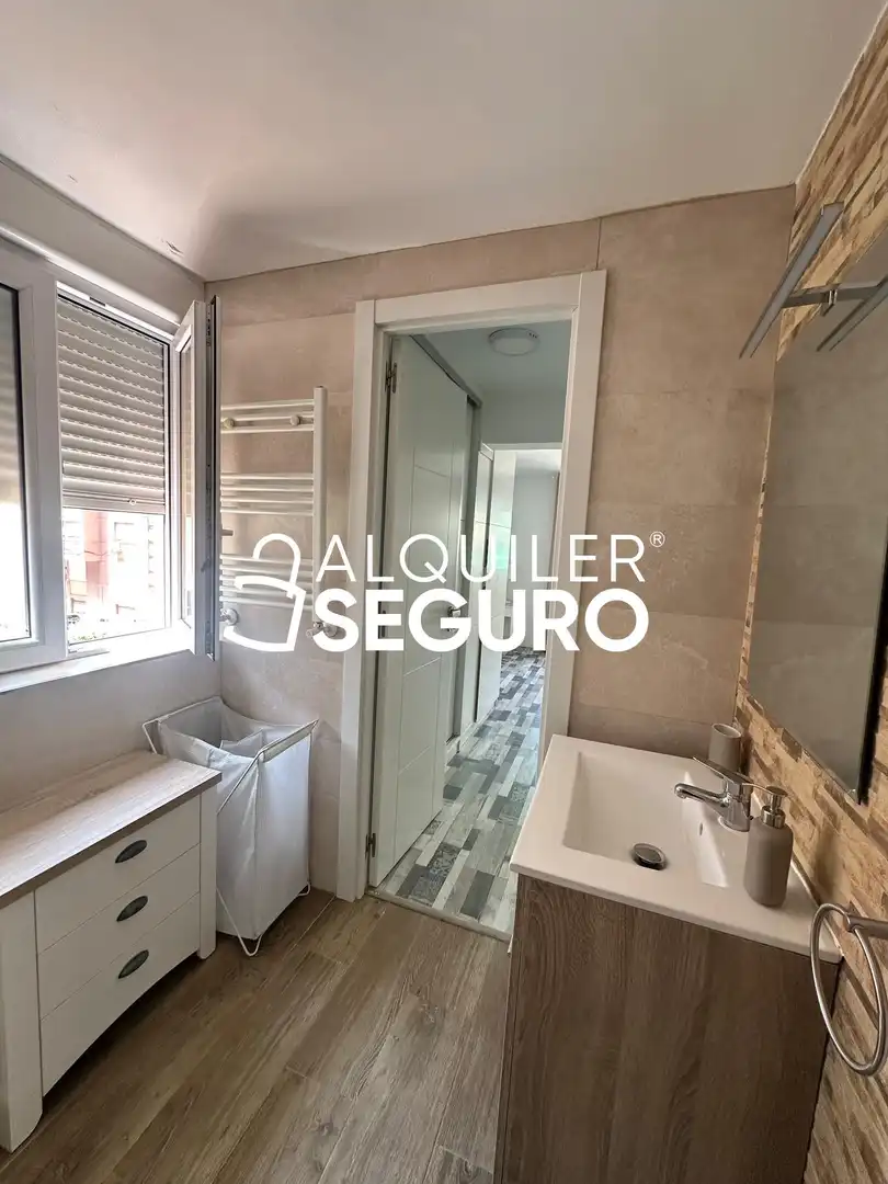 Bathroom of Flat for rent in Madrid  with Air Conditioner, Heating and Furnished