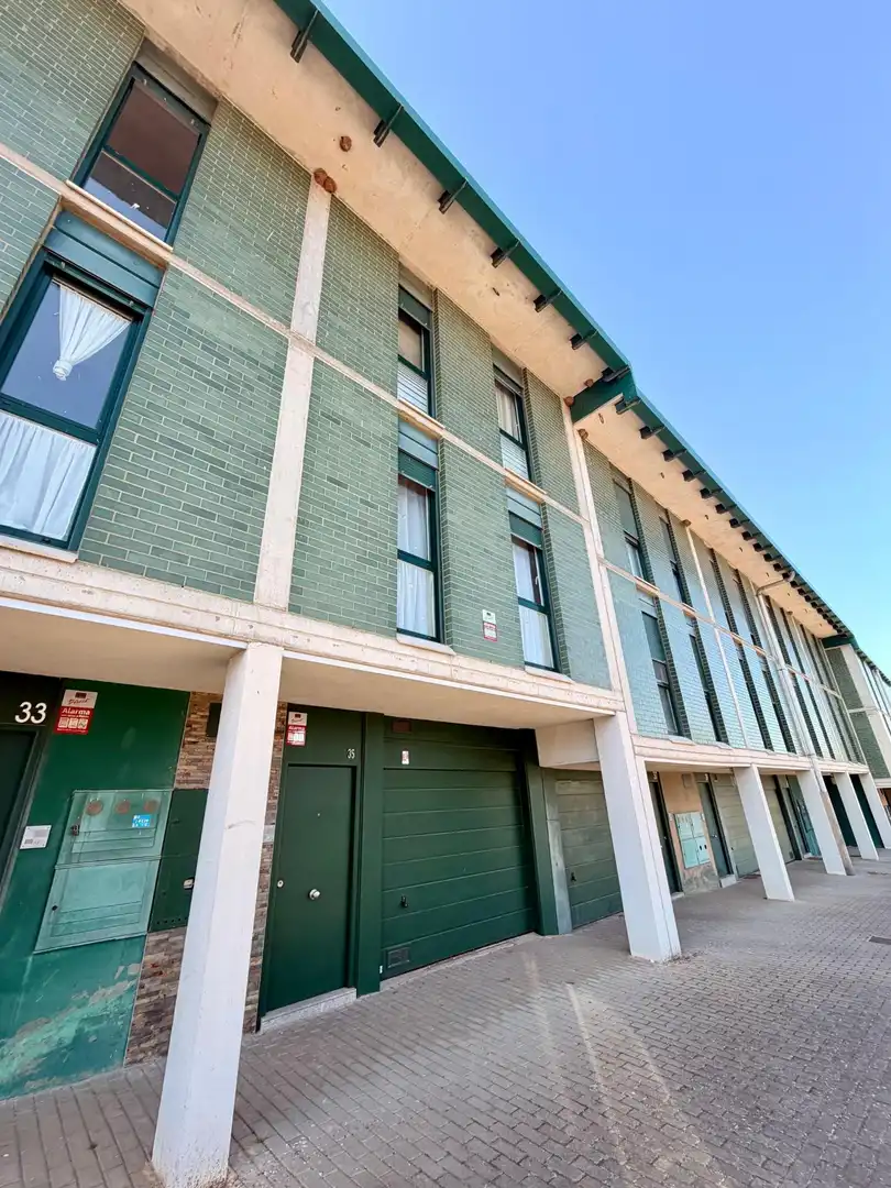 Vista exterior de Casa adosada en venta en Valdorros con Calefacción, Jardín privado y Terraza