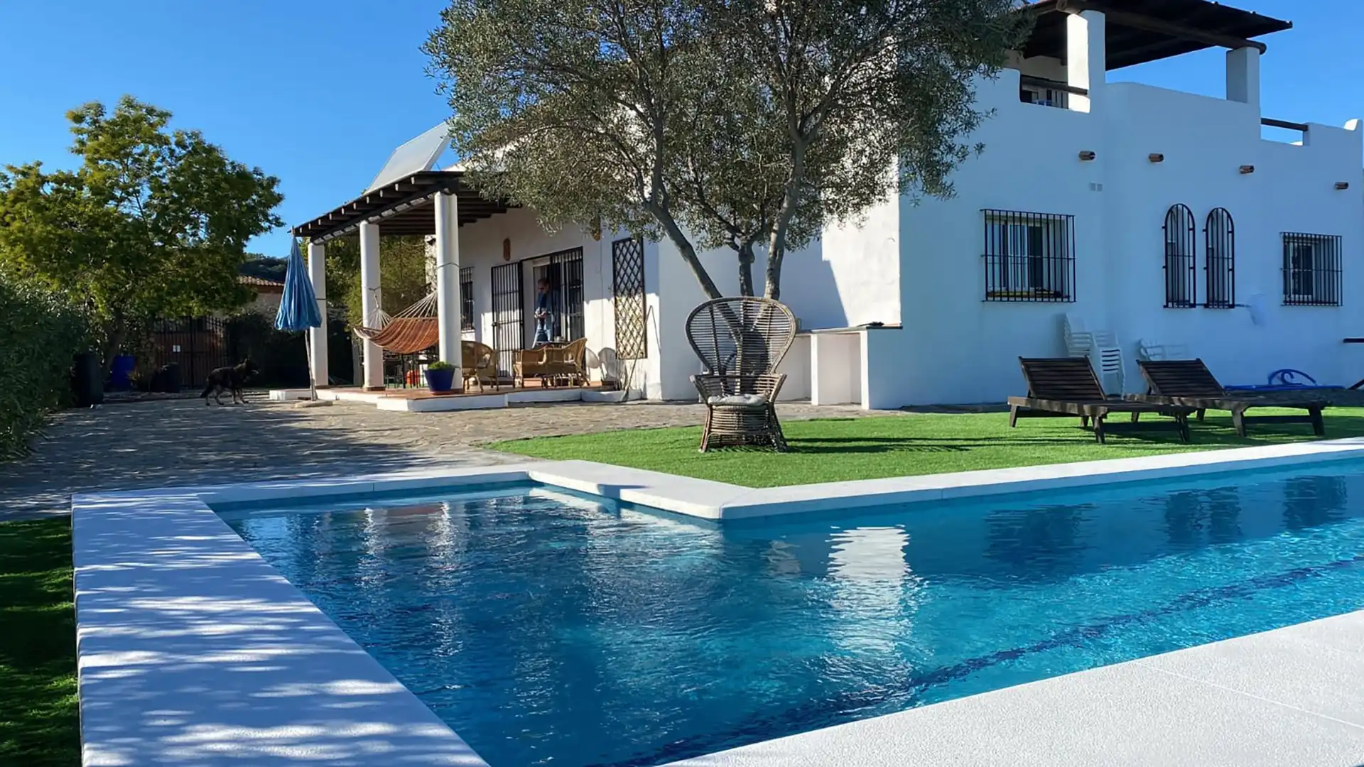 Piscina de Finca rústica en venta en Estepona con Aire acondicionado, Calefacción y Jardín privado