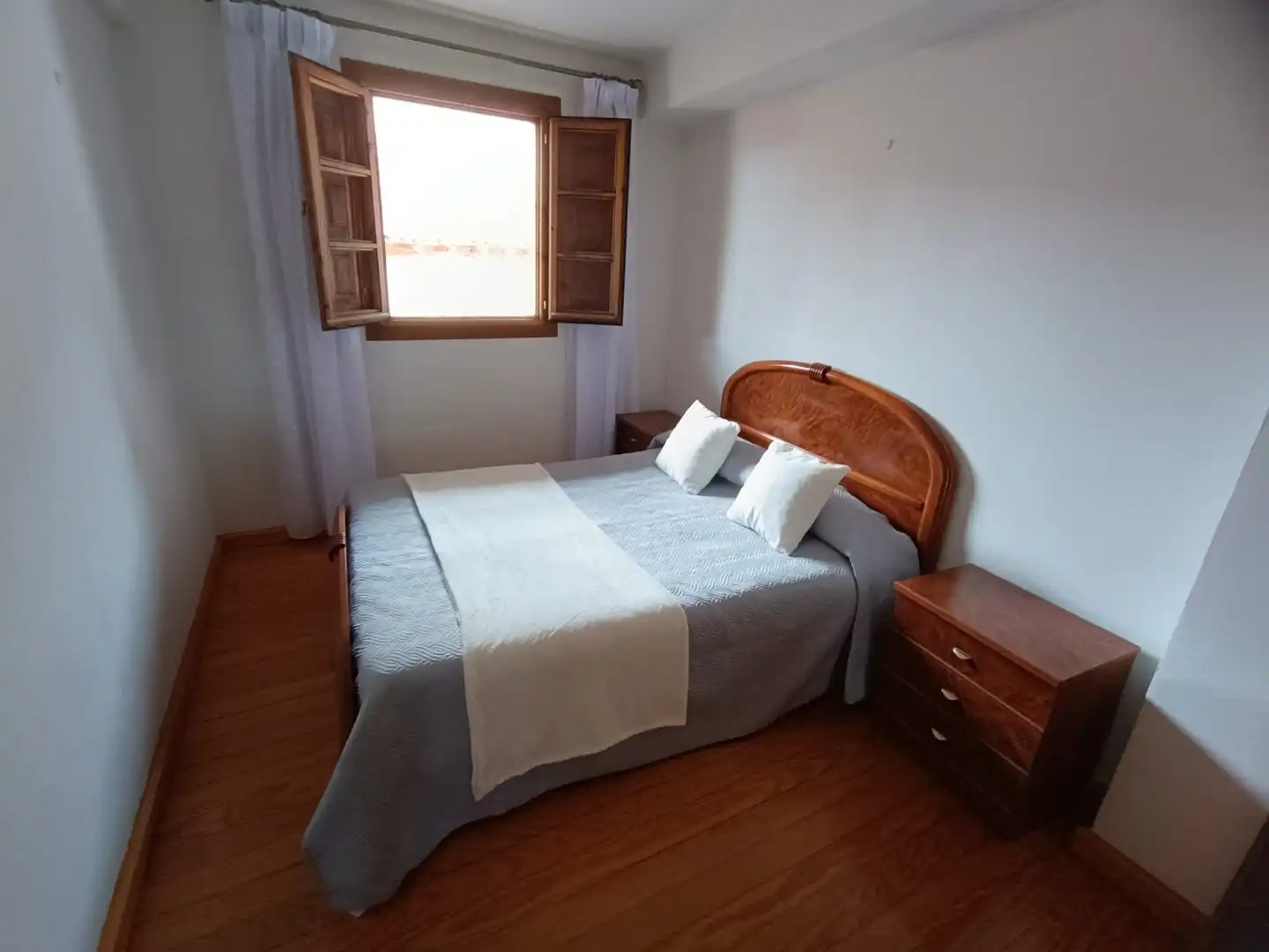 Schlafzimmer von Einfamilien-Reihenhaus zum Verkauf in Valdáliga mit Heizung, Abstellraum und Balkon