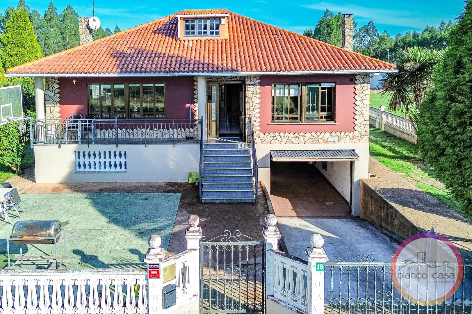 Vista exterior de Casa o chalet en venta en Carballo con Calefacción