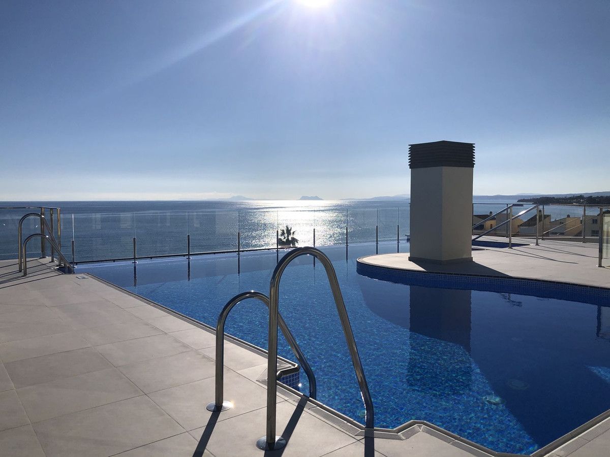 Piscina de Apartament en venda en Estepona amb Aire condicionat, Terrassa i Moblat
