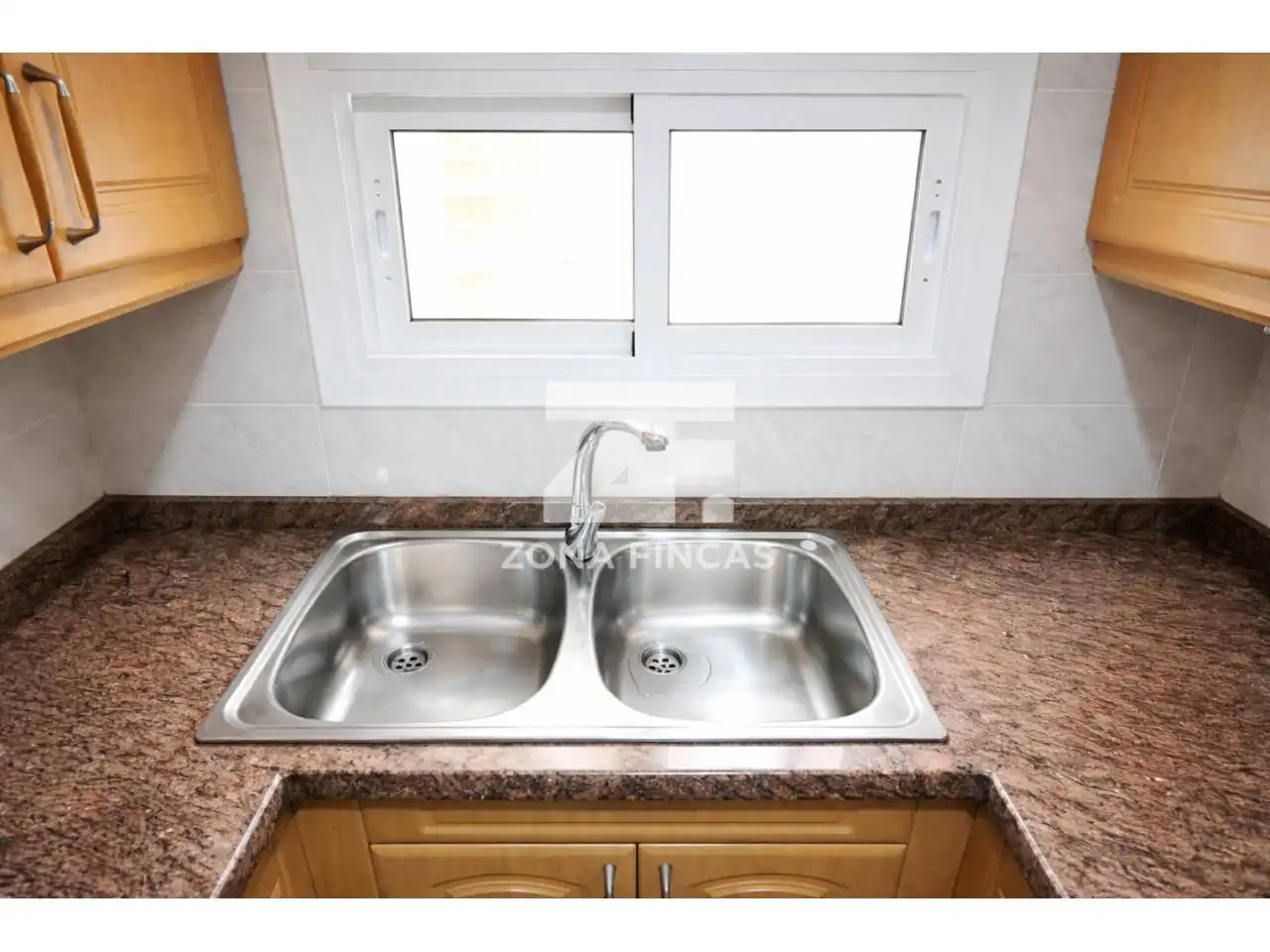 Cuina de Casa o xalet en venda en Santa Coloma de Gramenet amb Aire condicionat, Calefacció i Jardí privat