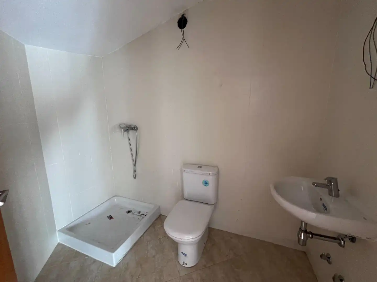 Baño de Dúplex en venta en Tordera con Balcón y Alarma
