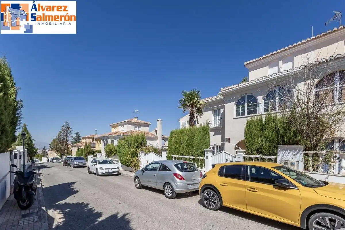 Exterior view of Houses for sale in Altos de la Zubia