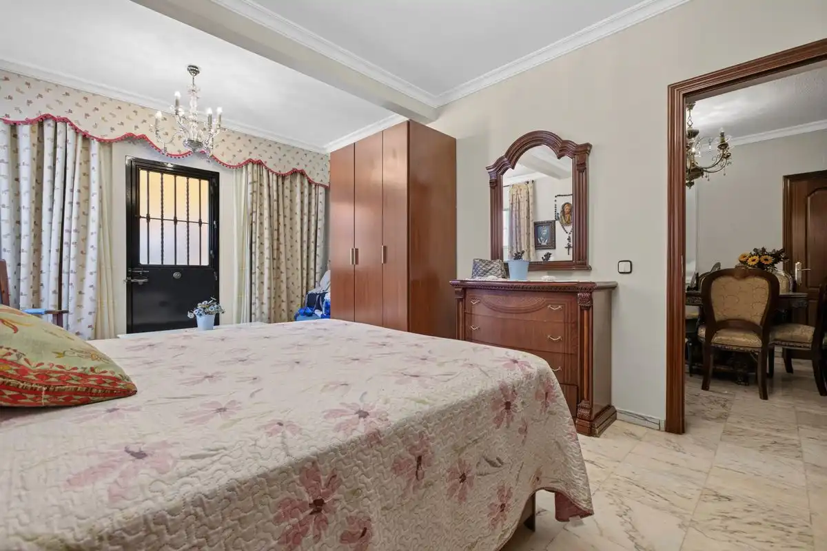 Schlafzimmer von Einfamilien-Reihenhaus zum Verkauf in Dos Hermanas mit Klimaanlage, Heizung und Terrasse
