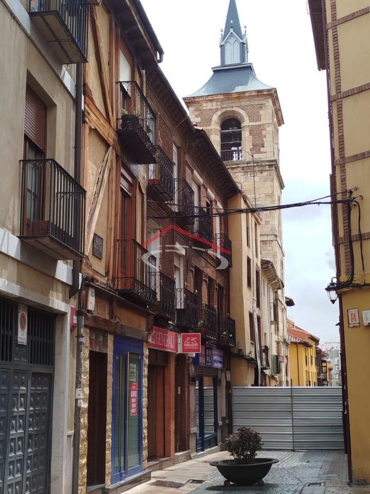 Vista exterior de Casa o xalet en venda en León Capital  amb Calefacció