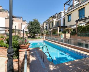 Piscina de Casa adosada en venda en  Granada Capital amb Aire condicionat, Terrassa i Balcó