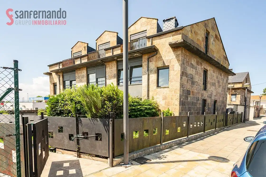 Vista exterior de Casa adosada en venta en Miengo con Calefacción, Jardín privado y Terraza