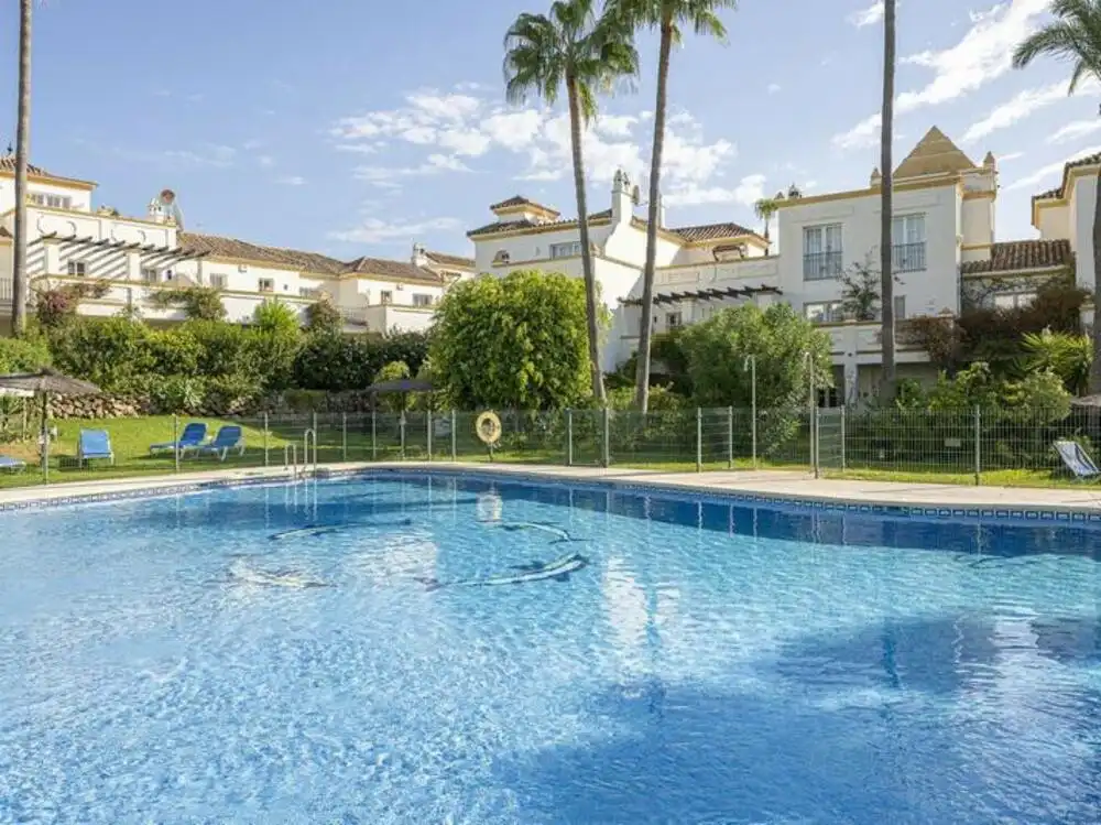 Piscina de Casa adosada en venda en Estepona amb Aire condicionat, Terrassa i Piscina