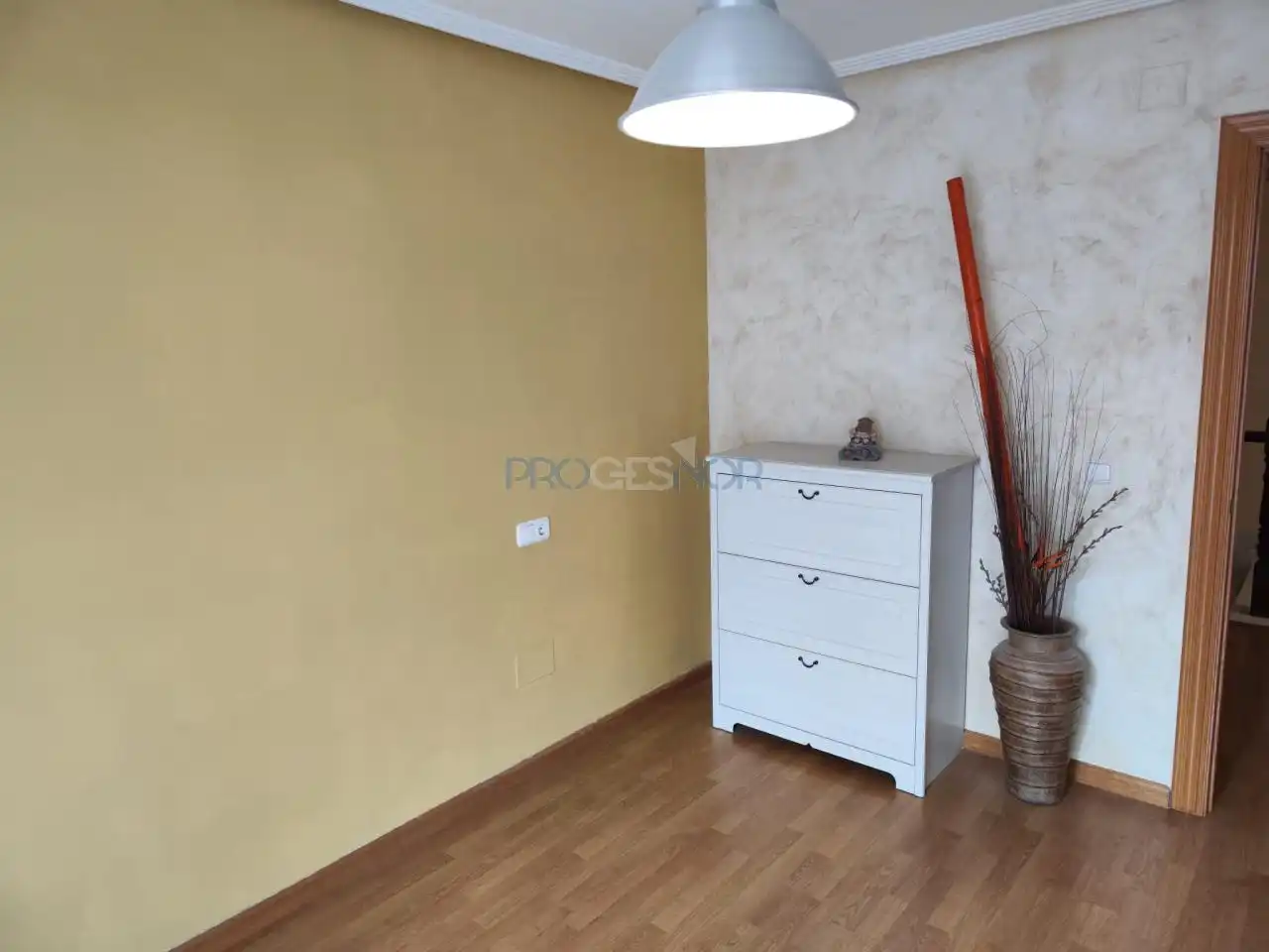 Dormitori de Casa adosada en venda en Valdefresno amb Calefacció, Jardí privat i Parquet
