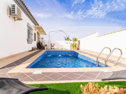 Piscina de Casa o xalet en venda en Chiclana de la Frontera amb Aire condicionat, Jardí privat i Terrassa