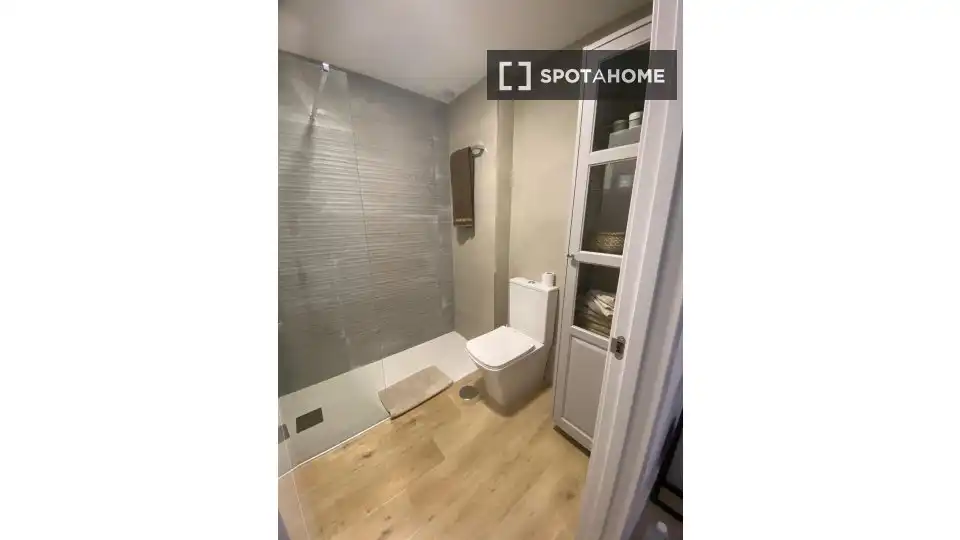 Badezimmer von Wohnung zur Miete in Madrid mit Klimaanlage, Heizung und Möbliert