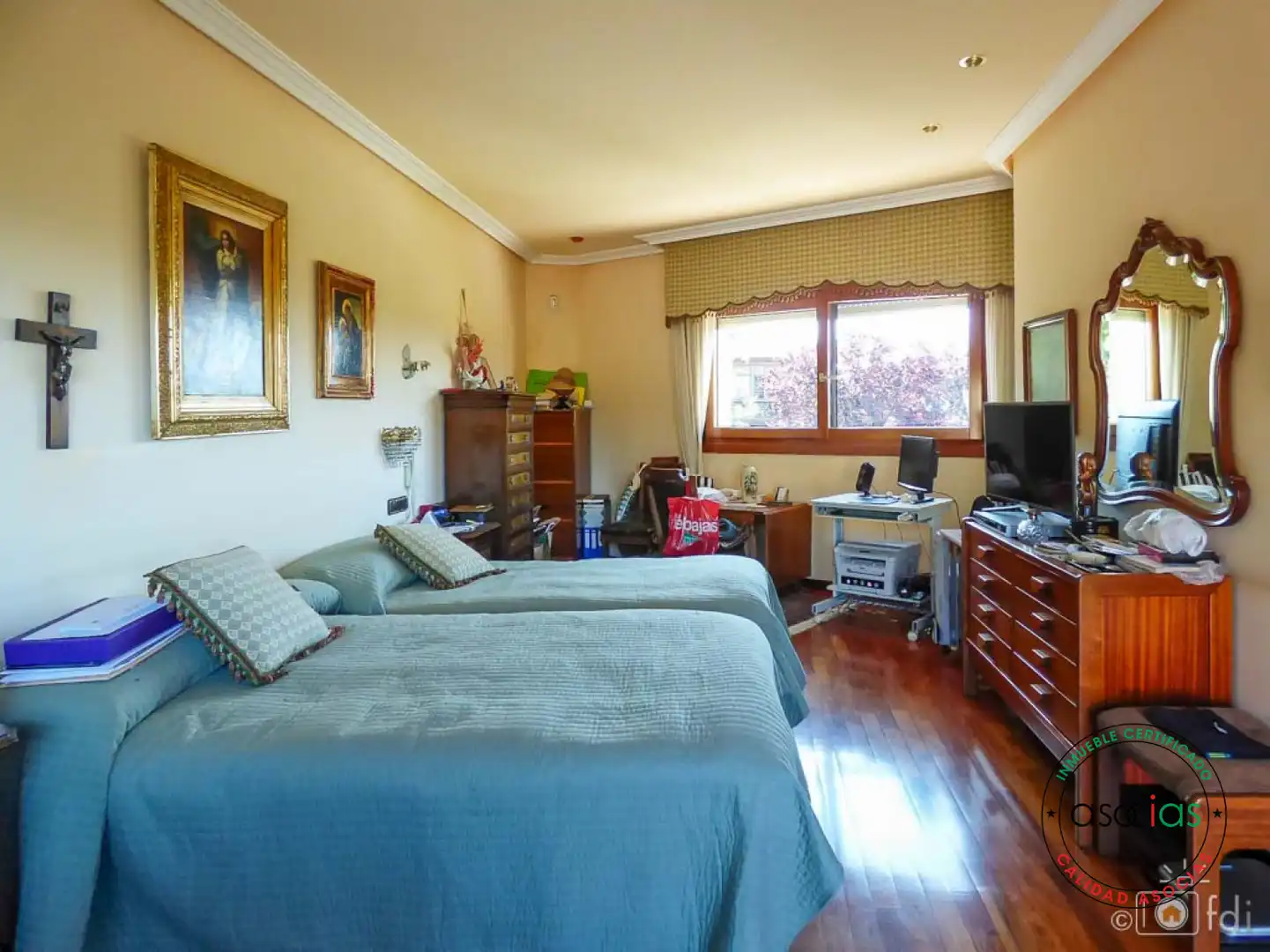 Dormitori de Casa o xalet en venda en Oviedo  amb Calefacció, Jardí privat i Parquet