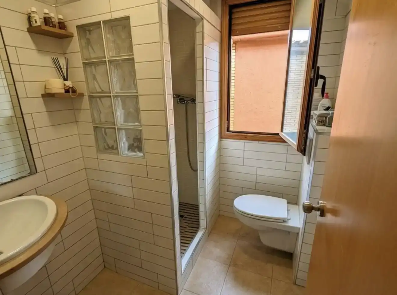 Bany de Casa o xalet en venda en Santa Coloma de Gramenet amb Piscina i Balcó