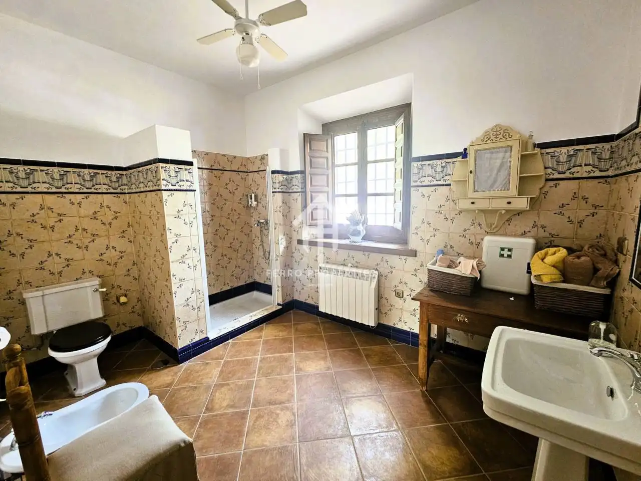 Bathroom of Houses for sale in Villanueva de Tapia  with Air Conditioner, Heating and Private garden