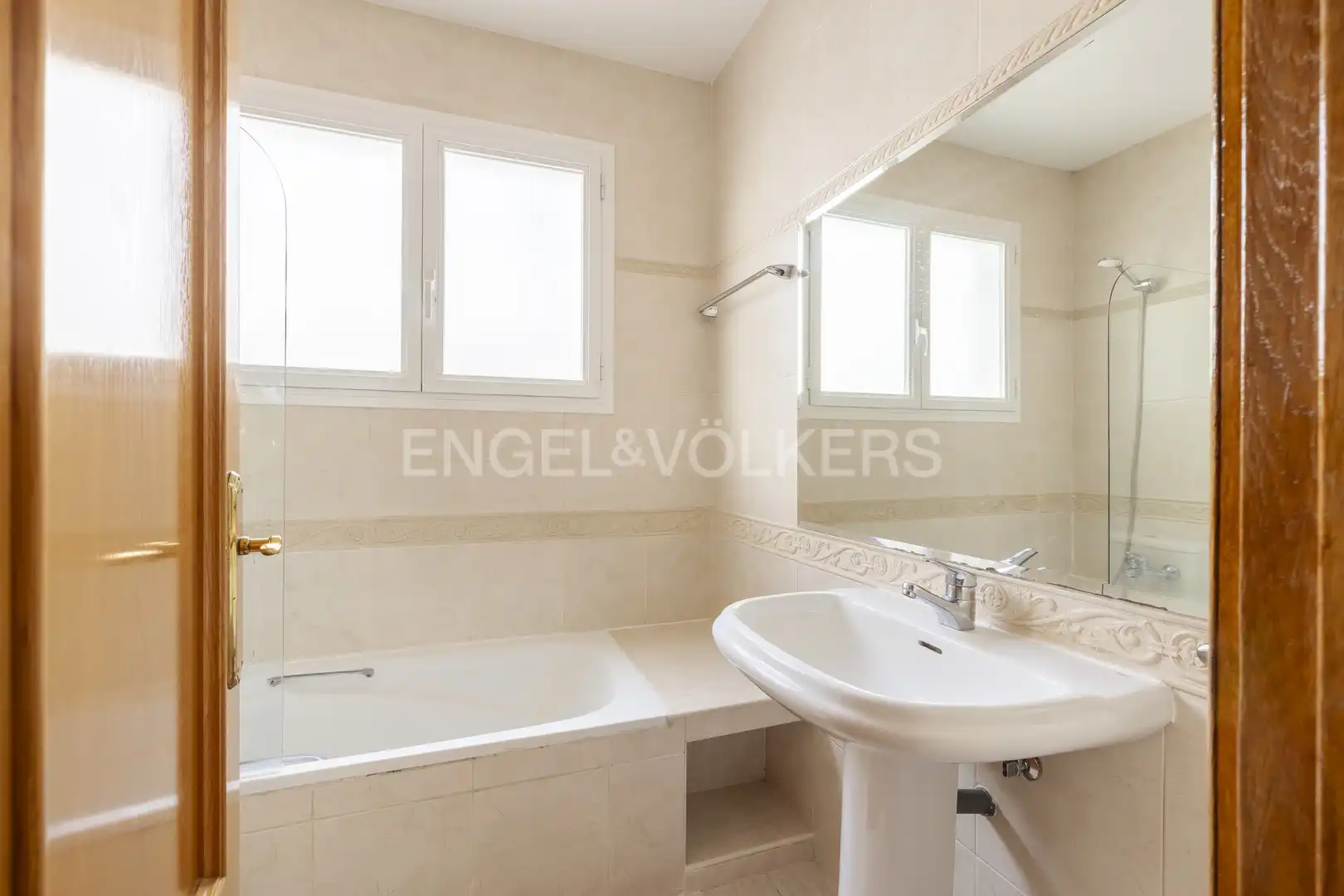 Bathroom of Flat for rent in Madrid  with Air Conditioner, Heating and Parquet flooring