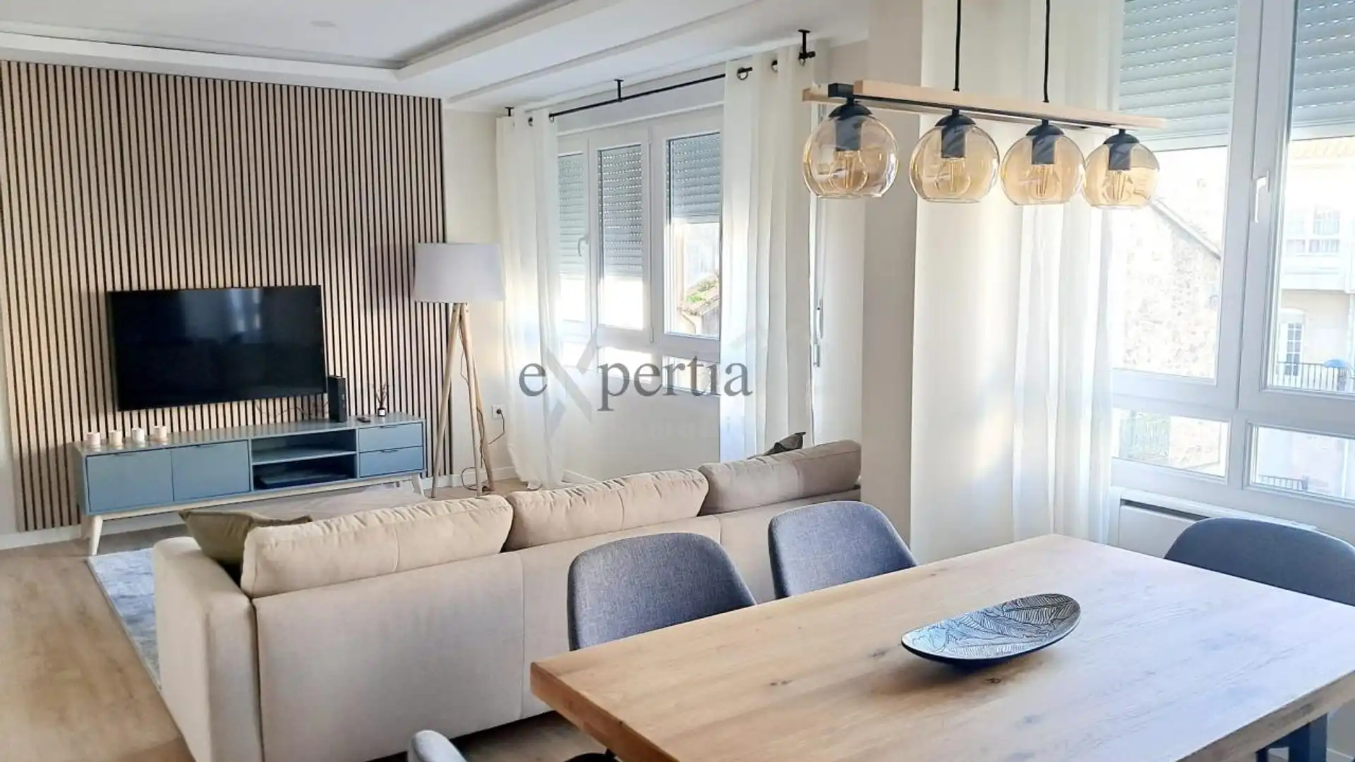 Sala d'estar de Pis de lloguer en A Pobra do Caramiñal amb Calefacció i Moblat