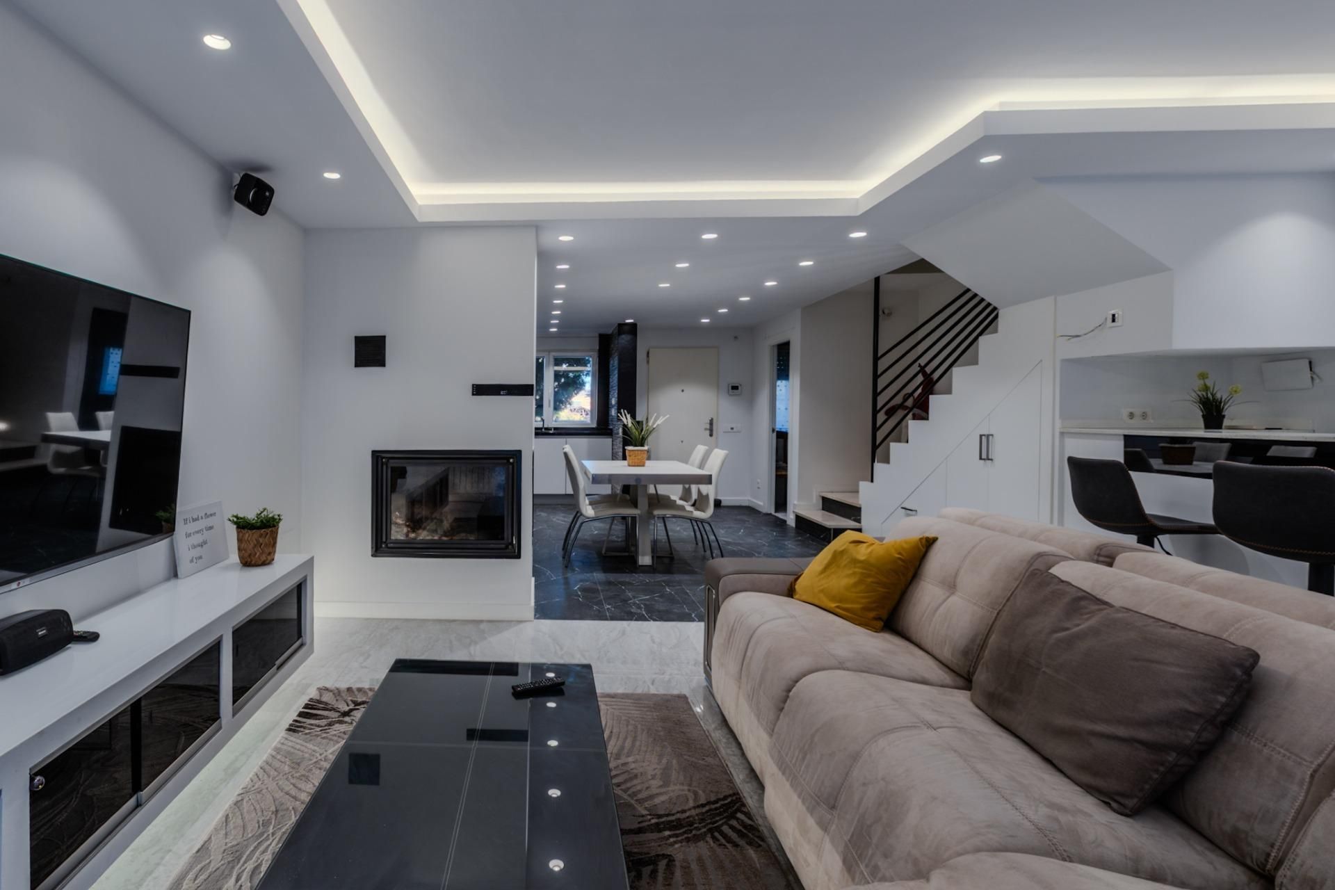 Sala d'estar de Casa adosada en venda en Lardero amb Aire condicionat, Calefacció i Jardí privat