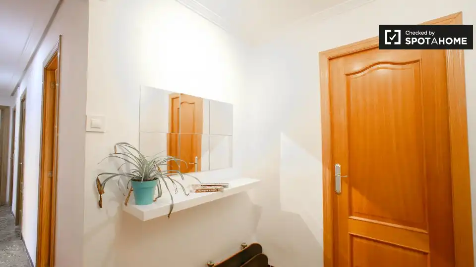 Flat for rent in Valencia  with Air Conditioner, Heating and Furnished