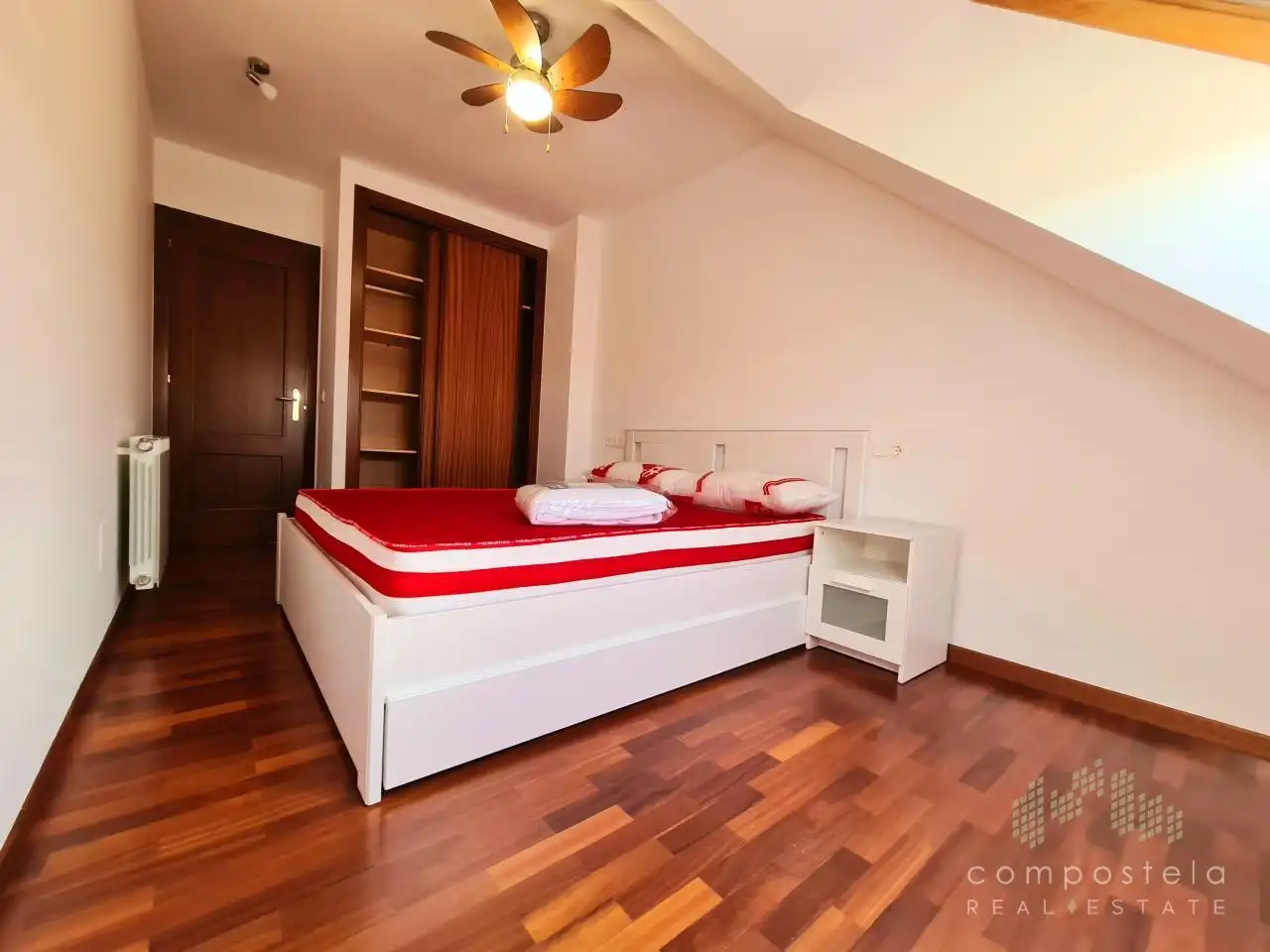 Schlafzimmer von Dachboden zur Miete in Ames mit Heizung, Abstellraum und Möbliert