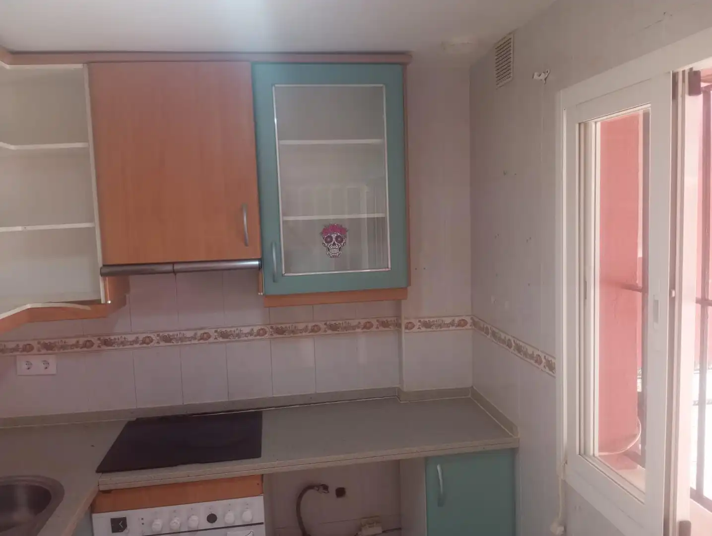 Küche von Einfamilien-Reihenhaus zum Verkauf in Algeciras mit Privatgarten und Gemeinschaftspool