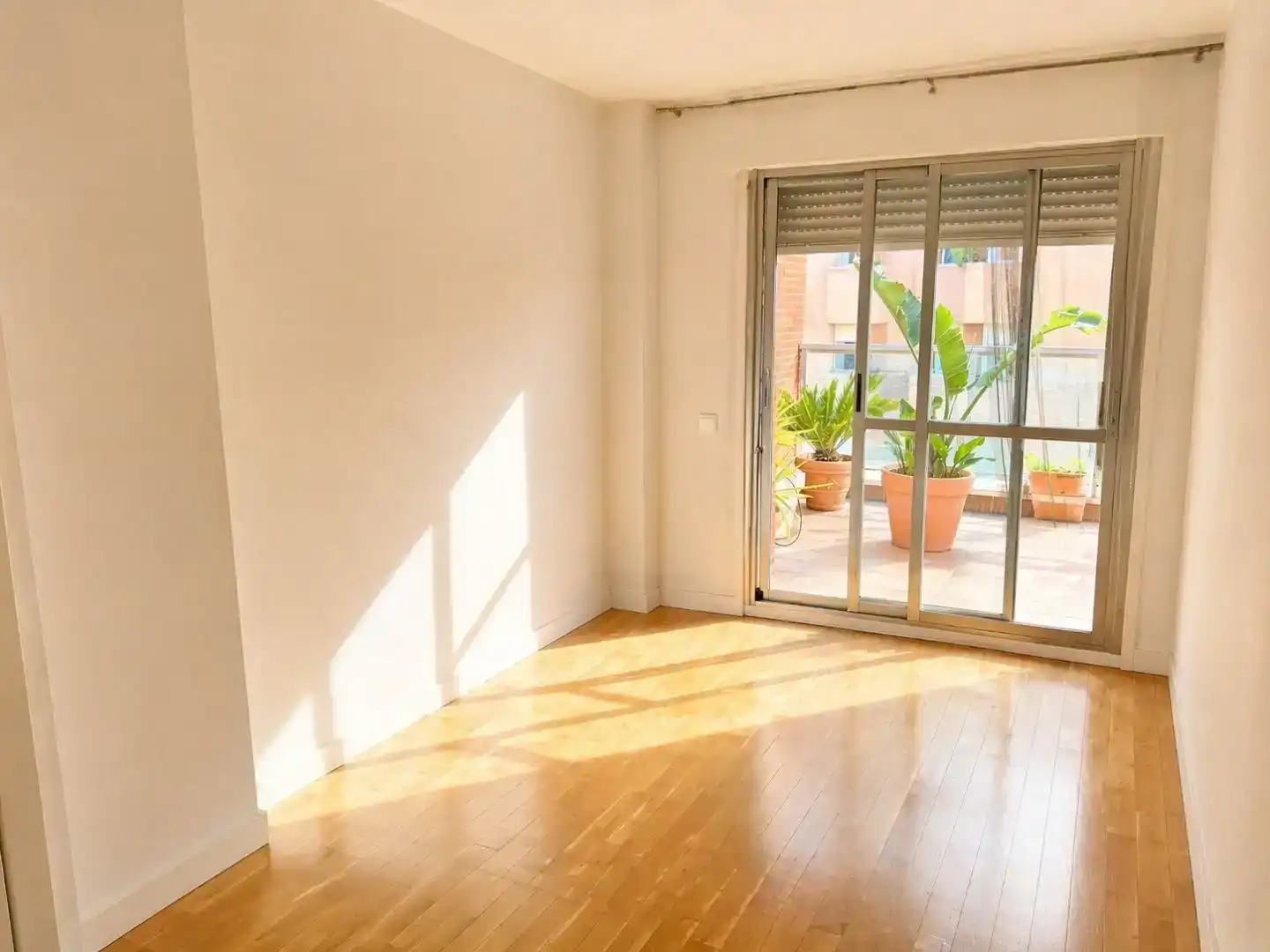 Dormitori de Apartament de lloguer en  Madrid Capital amb Aire condicionat, Piscina i Balcó