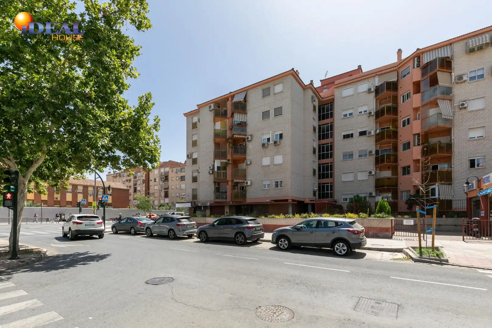 Vista exterior de Pis en venda en Granada amb Aire condicionat, Terrassa i Balcó