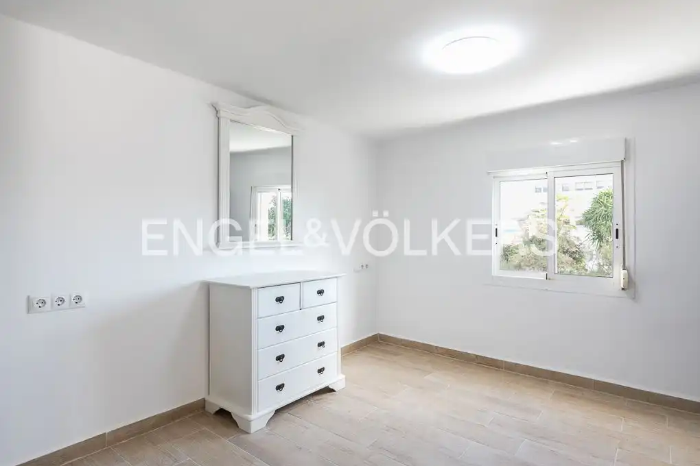 Bedroom of Houses for sale in Valencia  with Heating, Terrace and Furnished
