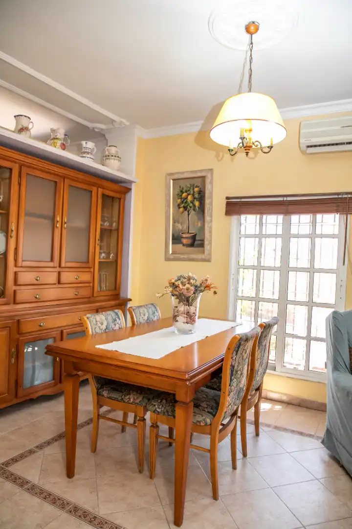 Comedor de Casa o chalet en venta en Castilleja de la Cuesta con Aire acondicionado, Calefacción y Jardín privado