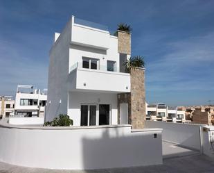 Vista exterior de Casa adosada en venda en Orihuela amb Jardí privat, Terrassa i Piscina