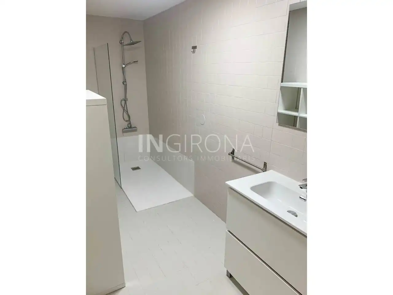Baño de Piso en venta en Girona con Aire acondicionado, Calefacción y Jardín privado