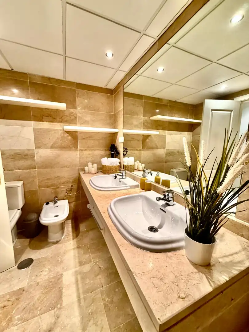 Baño de Apartamento de alquiler en Mijas con Aire acondicionado, Calefacción y Jardín privado
