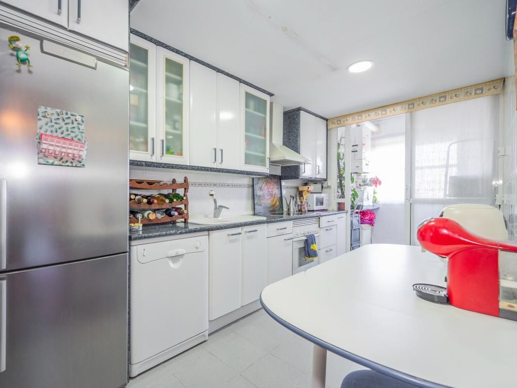 Kitchen of Flat for sale in  Madrid Capital  with Air Conditioner, Heating and Private garden
