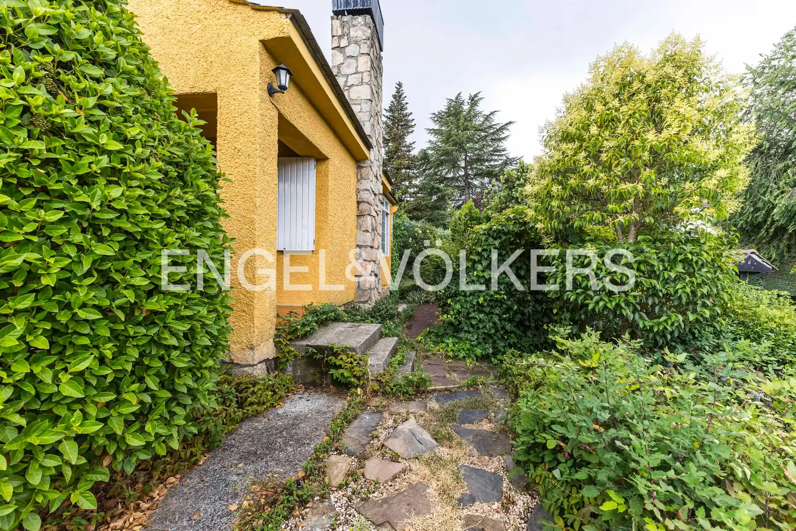 Vista exterior de Casa o xalet en venda en Tres Cantos amb Calefacció, Jardí privat i Parquet