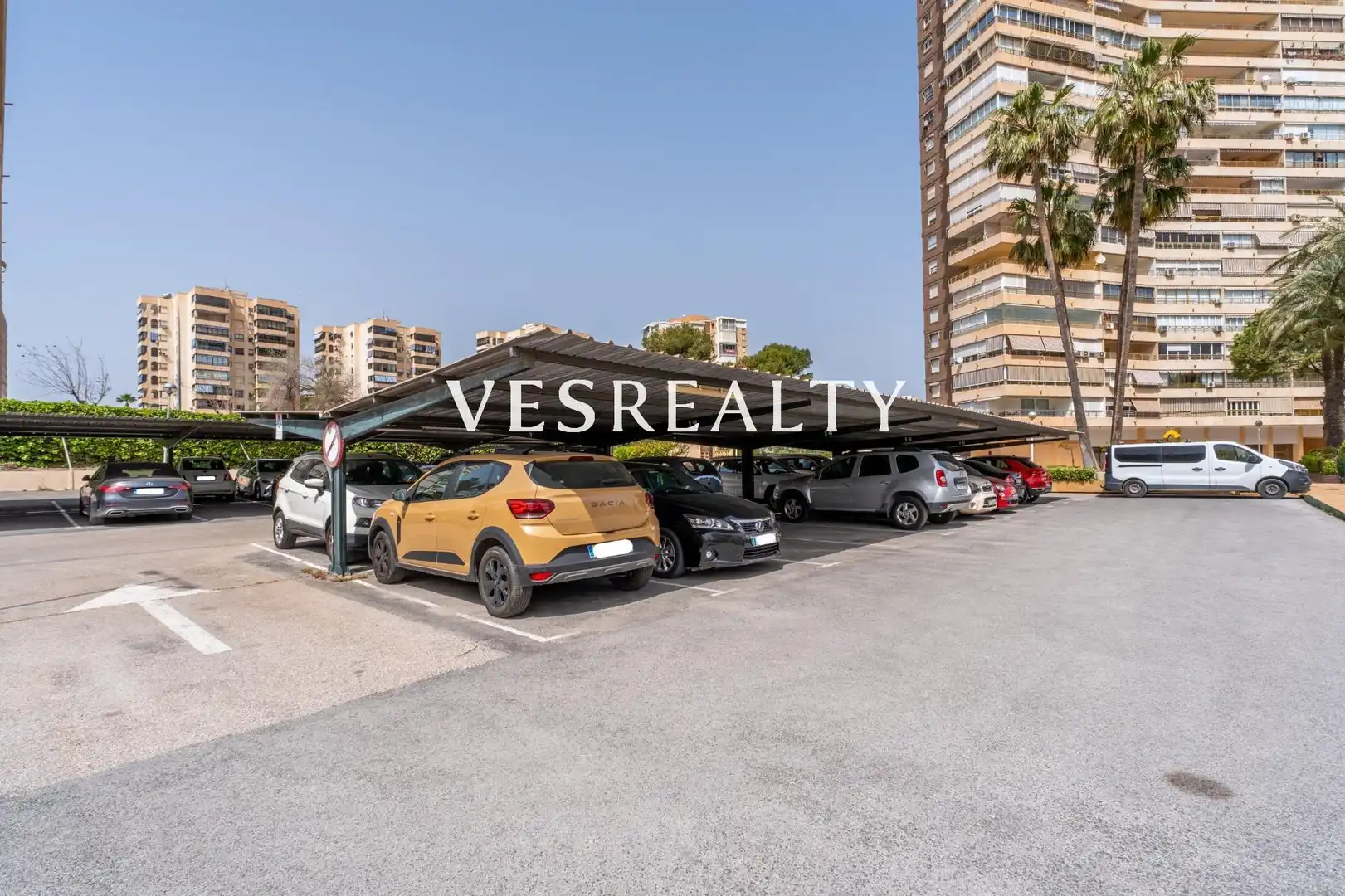 Parking de Piso de alquiler en Alicante / Alacant con Amueblado, Balcón y Piscina comunitaria