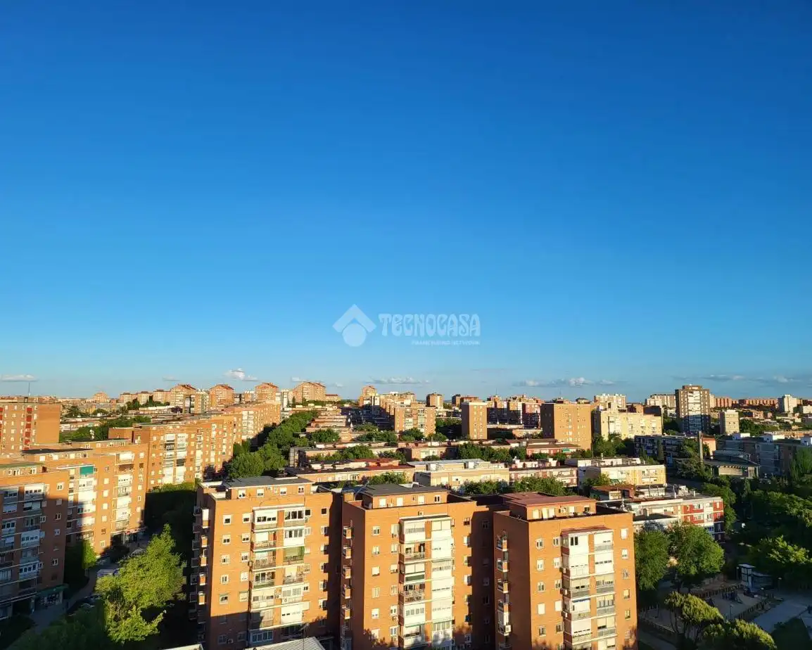 Vista exterior de Pis en venda en Madrid amb Calefacció, Terrassa i Moblat