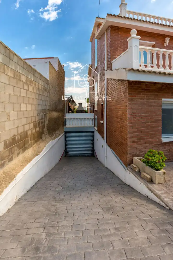 Vista exterior de Casa o xalet en venda en Viladecans amb Aire condicionat, Calefacció i Parquet
