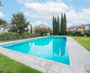 Swimming pool of Single-family semi-detached for sale in Majadahonda  with Air Conditioner, Heating and Private garden