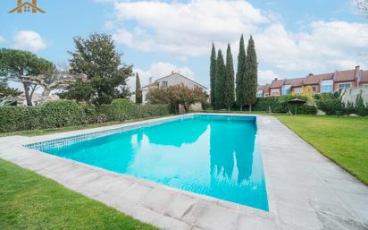 Swimming pool of Single-family semi-detached for sale in Majadahonda  with Air Conditioner, Heating and Private garden