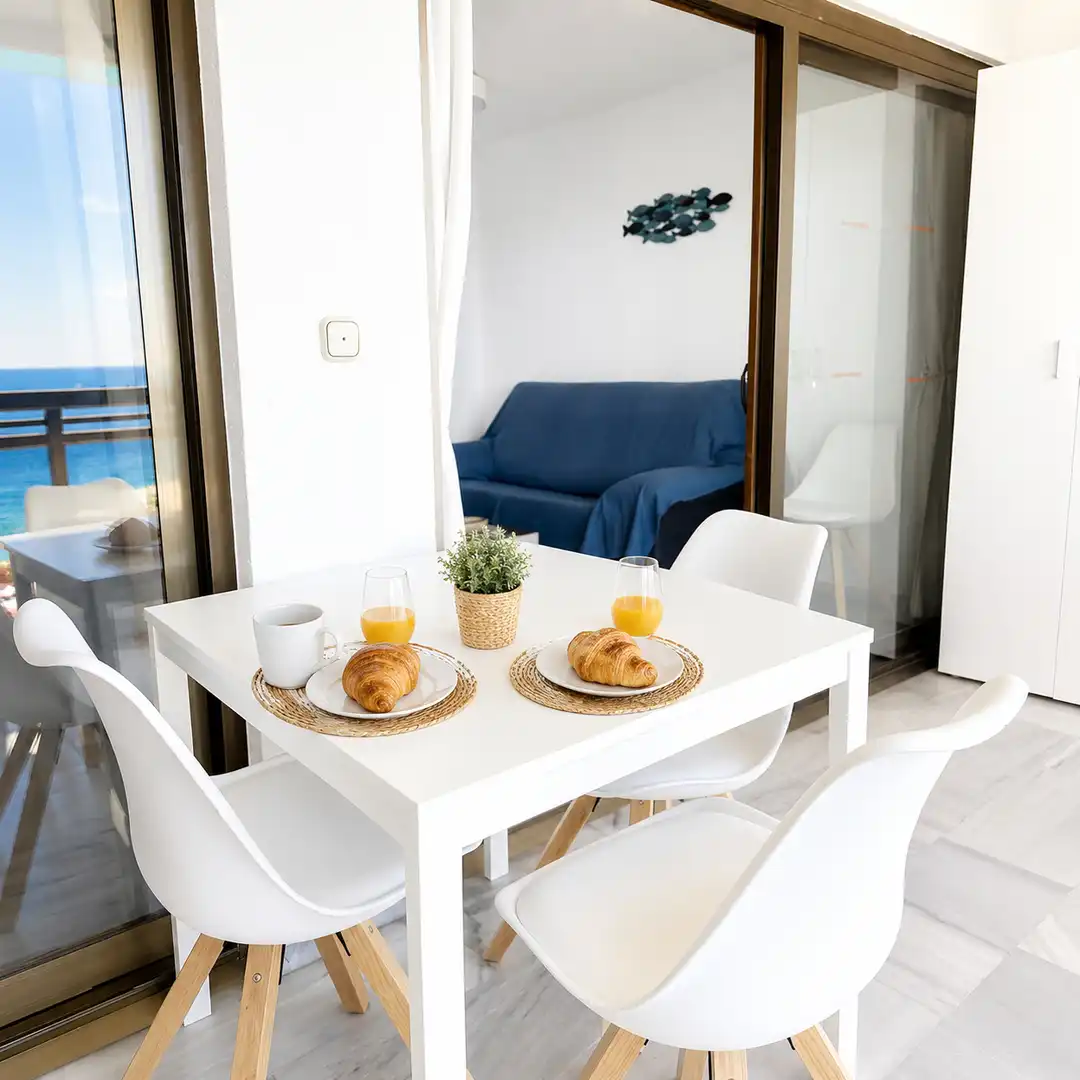 Menjador de Apartament de lloguer en Benidorm amb Aire condicionat, Terrassa i Moblat