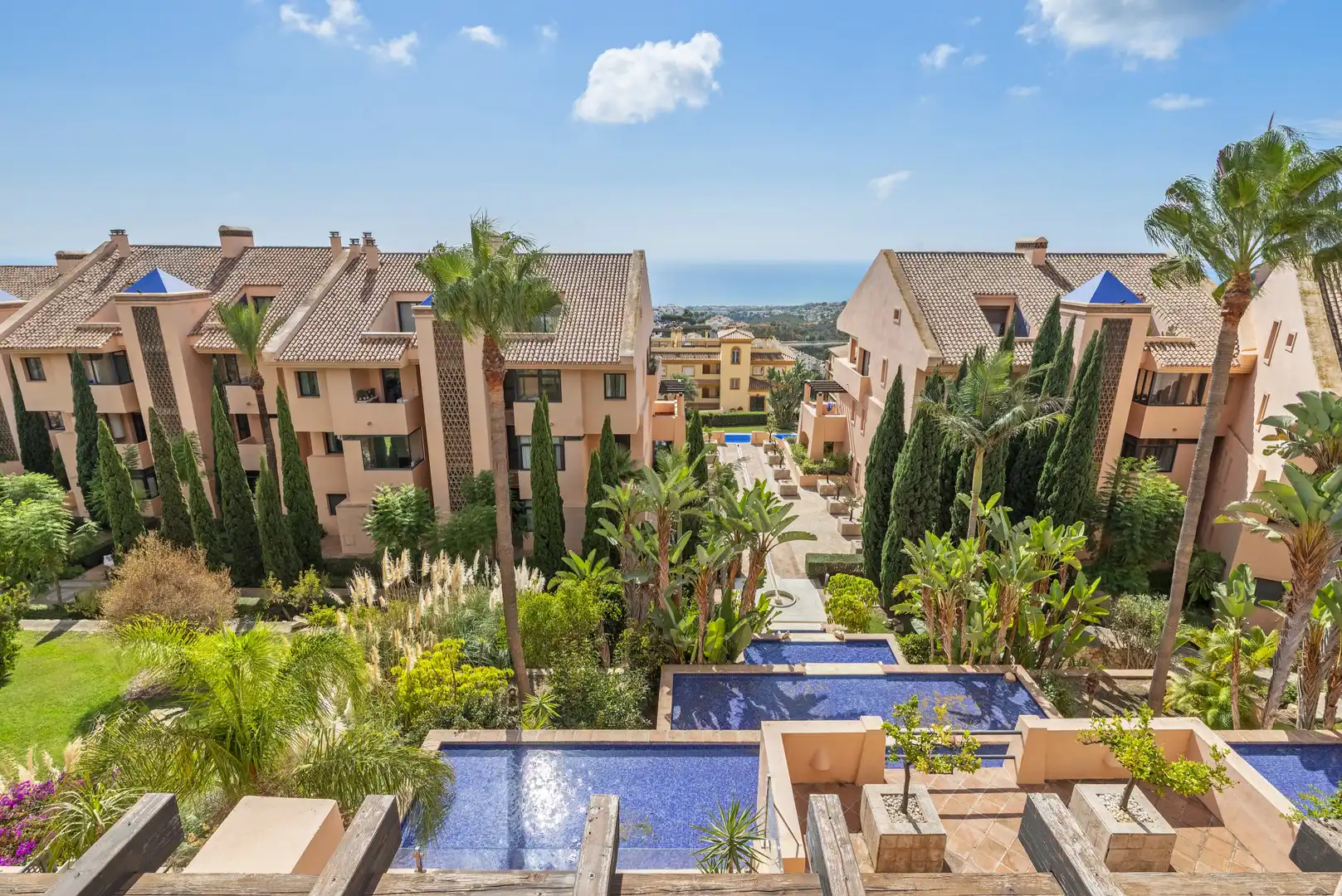 Vista exterior de Ático en venta en Mijas con Aire acondicionado, Terraza y Piscina