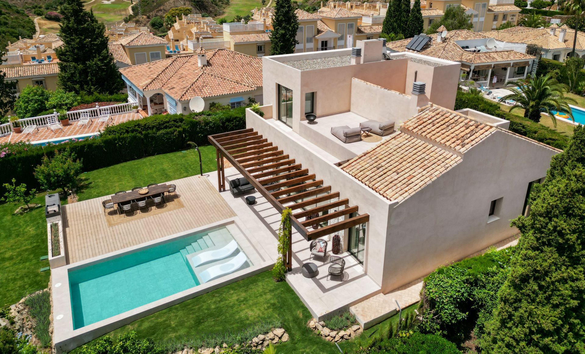 Vista exterior de Casa o xalet en venda en Benahavís amb Aire condicionat, Jardí privat i Terrassa