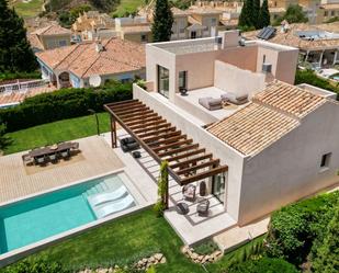 Vista exterior de Casa o xalet en venda en Benahavís amb Aire condicionat, Jardí privat i Terrassa