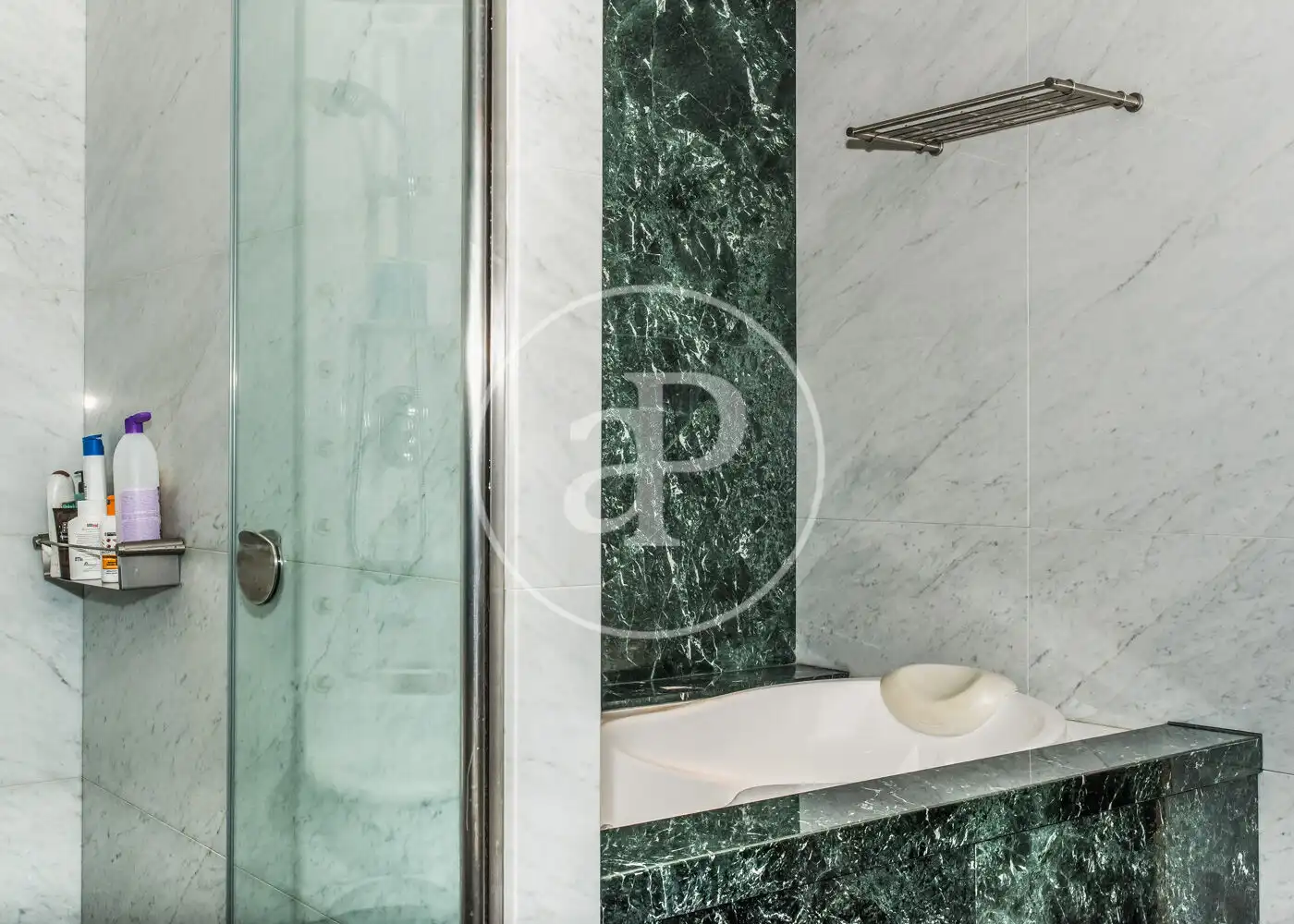 Baño de Casa adosada en venta en Barcelona con Aire acondicionado, Calefacción y Jardín privado