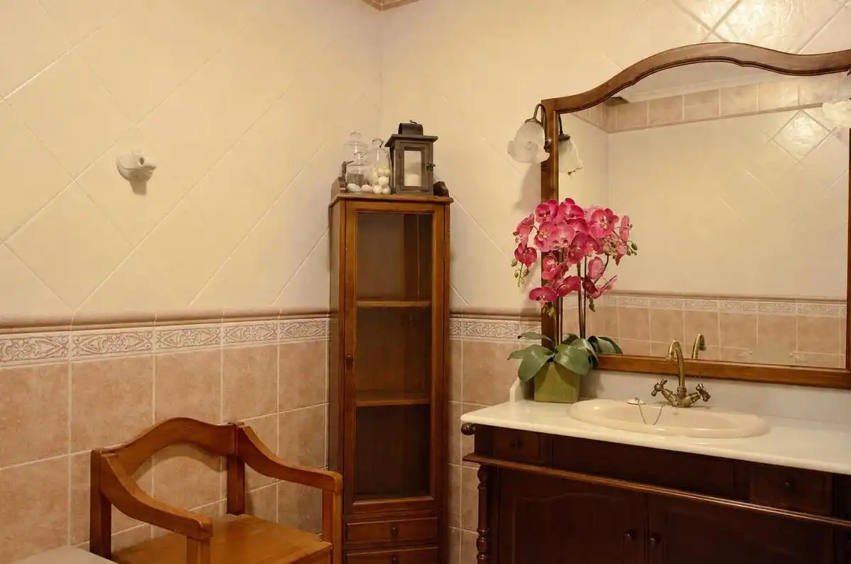Baño de Casa adosada en venta en Fuensalida con Calefacción, Trastero y Amueblado