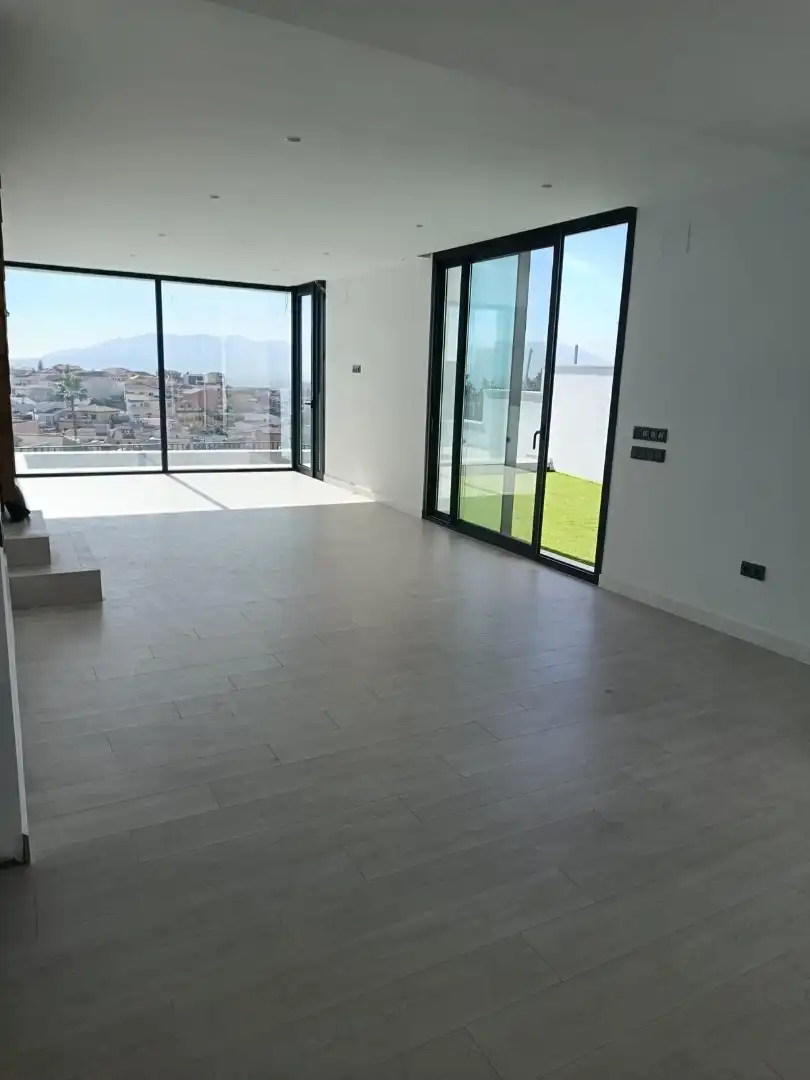 Sala d'estar de Casa o xalet en venda en Málaga amb Jardí privat, Terrassa i Piscina